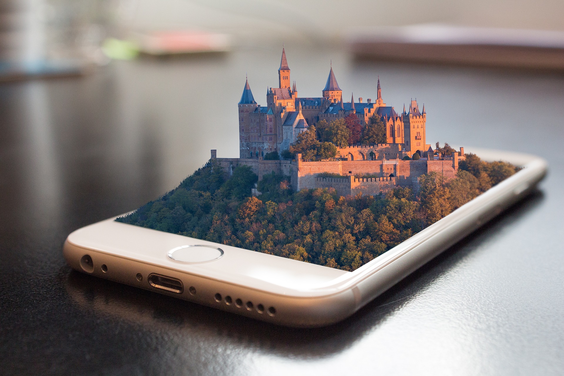 Das Bild zeigt ein Smartphone mit einem 3D-Bild einer Stadt, die sich aus dem Display erhebt.