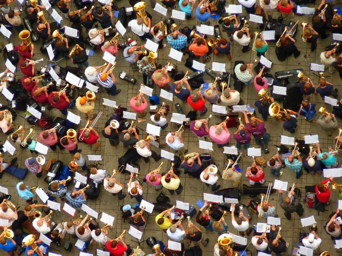 Viele Menschen üben gemeinsam das Spielen auf einem Blasinstrument