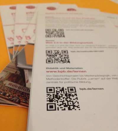 Flyer mit QR-Codes mit dem Text bpb.de/lernen