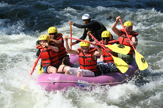 Ruderer im Boot im Wildwasser