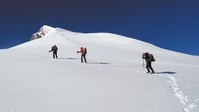 Schneewanderer vor blauem Himmel