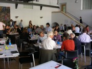 Menschen an Tischen im World Café 