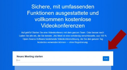 Das Bild zeigt den Screenshot des Startbildschirmes von Meet Jitsi. In der Mitte ist ein Feld zum Ausflüllen, in dem man den Titel des Meetings eingeben kann. Daneben ist ein blauer Button mit "Los" zusehen.