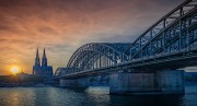 Das Bild zeigt eine Brücke und den Kölner Dom.