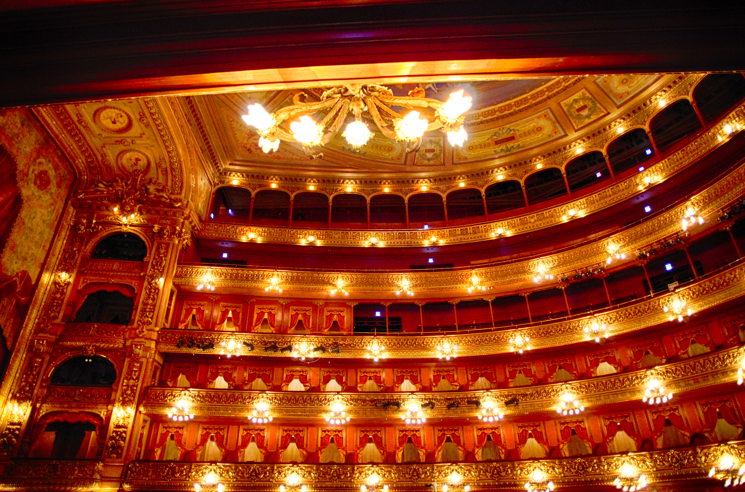 Das Bild zeigt die Besucherränge des Theater Buenos Aires.