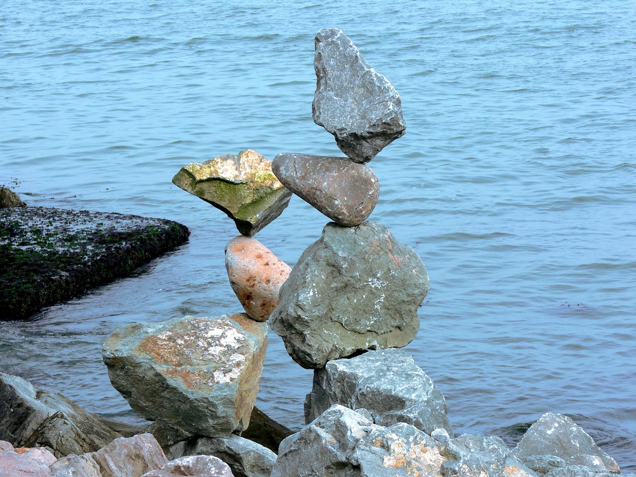 Stapel aus Steinen am Strand