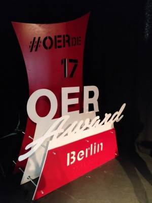 Das Bild zeigt den OER-Award in Übergröße auf der Preisverleihung in Berlin 2017.