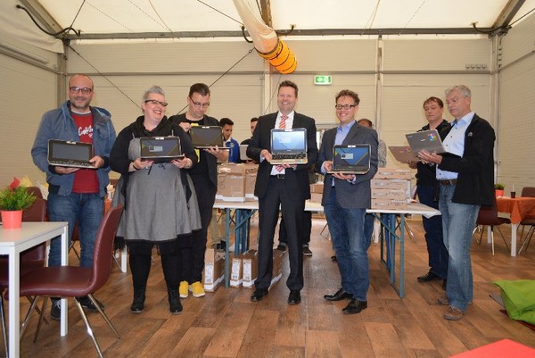 Ein neu eröffnetes Lerncafé im Landesaufnahmezentrum Lebach. Einige Personen halten zur Präsentation ein Chromebook in der Hand