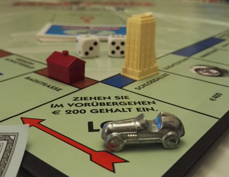 Das Bild zeigt ein altes Monopoly-Spiel.