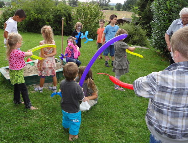 Viele Kinder mit unterschiedlichem Spielzeug