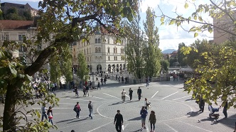 Blick auf Platz vor franziskanischer Kirche und auf Tromostovje-Brücke