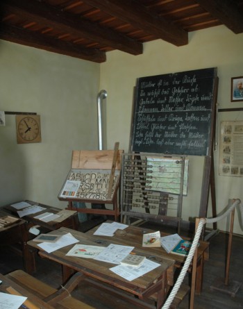 Altes Klassenzimmer mit Schiefertafel