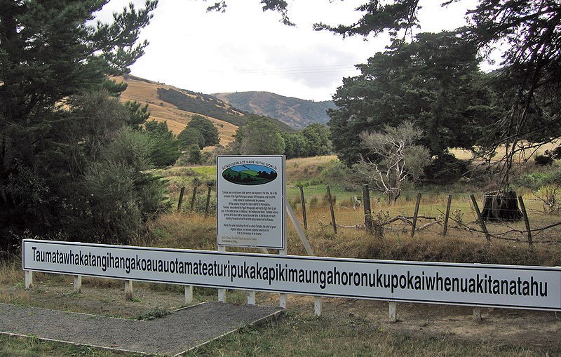 Ortsschild mit einem der längsten Ortsnamen der Welt in Neuseeland mit 85 Buchstaben