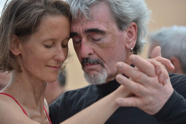 Das Bild zeigt ein Tanzpaar beim Tango in Hamburg.