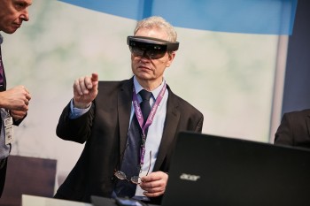 Mann mit Datenbrille für Virtual Reality-Anwendung